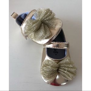 *Baby Girls Size 3-6mth Gold Shoes With Bow*